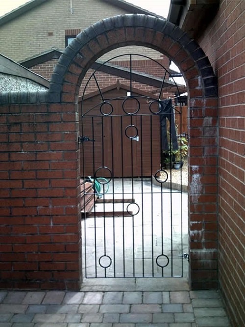 Picasso arched top metal side gate 