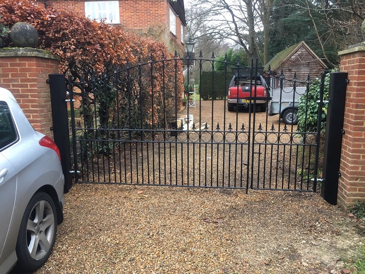 Uneven split double metal gates for the driveway