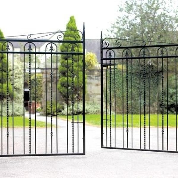 Windsor Wrought Iron Style Double Metal Driveway Gates | 4ft High